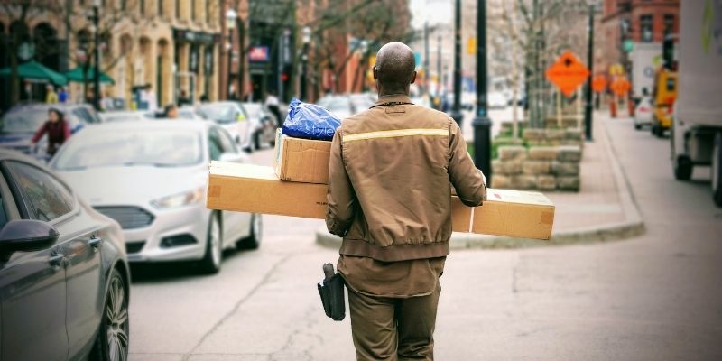 Logistiek En Retouren Bezorger Op De Rug Met Pakketjes 800X400