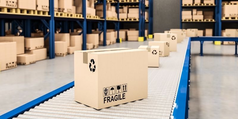 Logistiek En Retouren Magazijn met pakketten 800 x 400